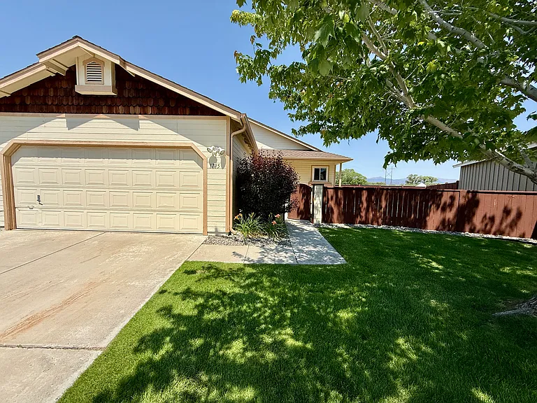 1785 Shamrock Cir — Photo 3