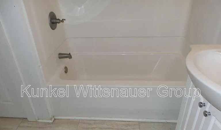 324 N Jackson St — Photo 14