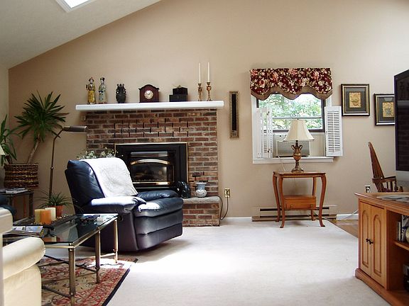 Gas fireplace in LR/cathedral ceilings