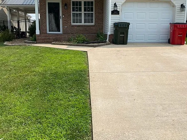 302 Deerwood Dr, Hopkinsville, KY 42240
