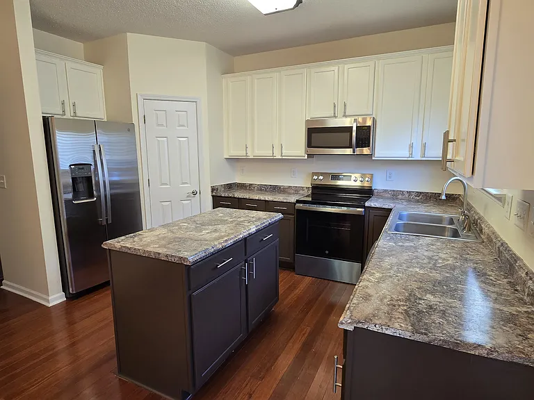 106 Parkerson Ln — Photo 2