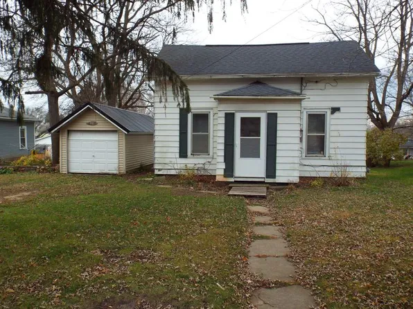 212 W Spring St, Strawberry Point, IA 52076