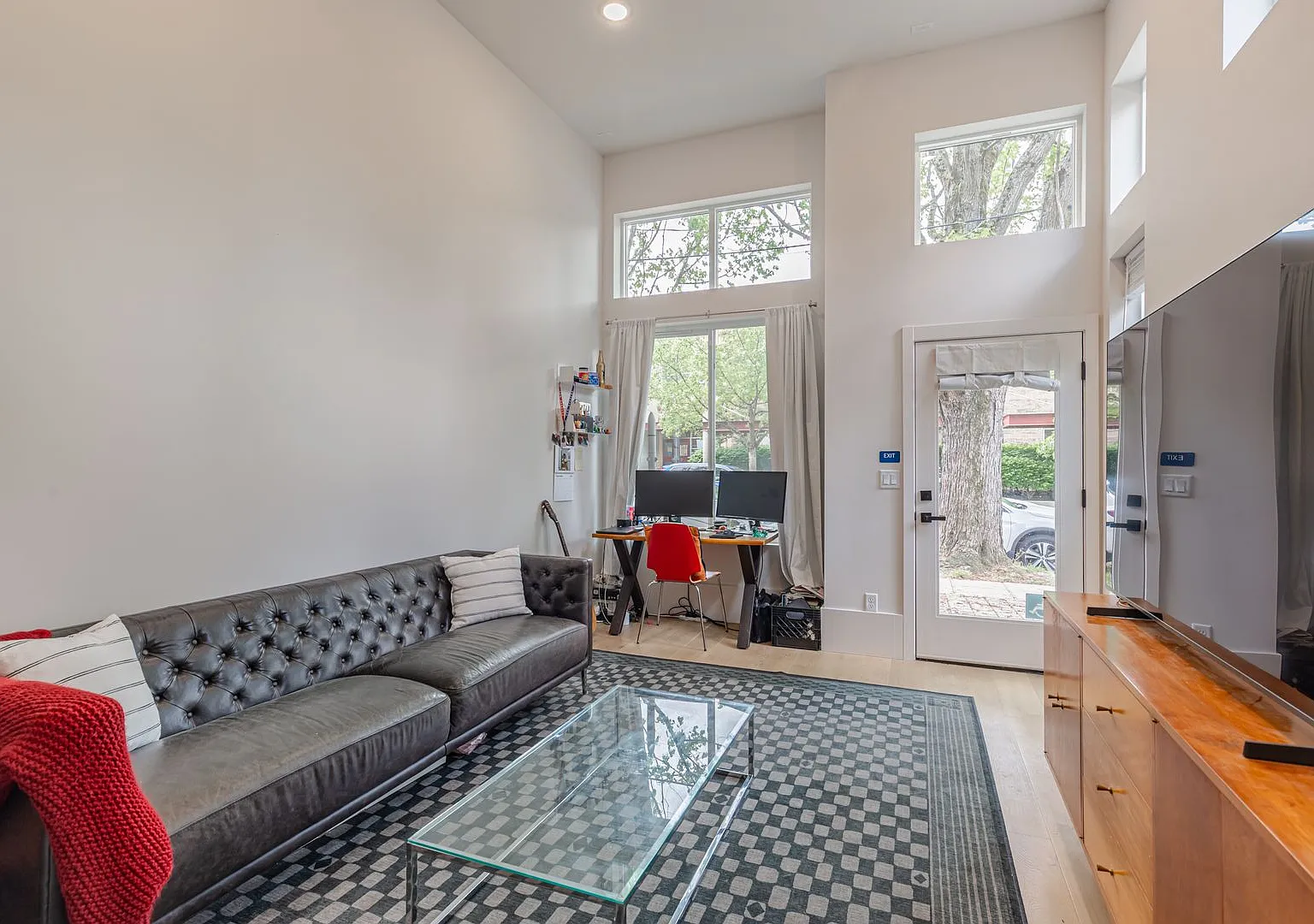 Contemporary 2BR Townhome in Prime Madrona Location — Photo 3