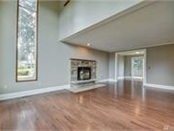 5th image of 327 NW Fairhaven Dr