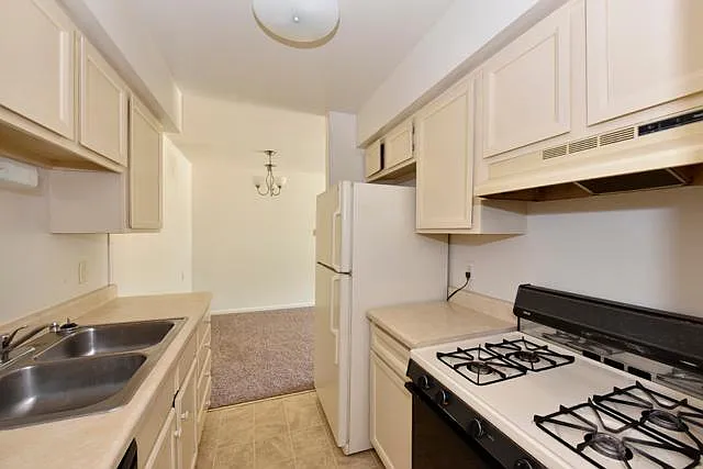 2 bed, 875 sqft, $1,300 — Photo 2