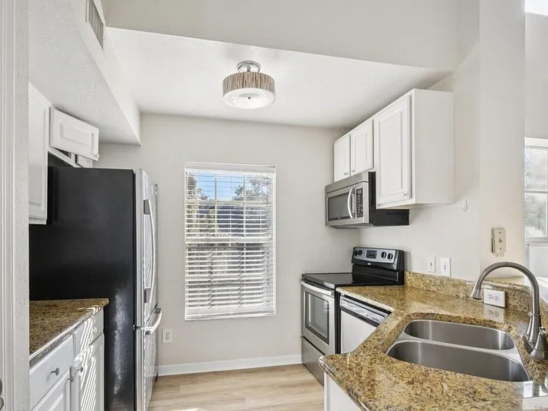 13700 Richmond Park Dr N #12071207 — Photo 5