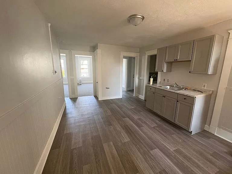 427 S Elm St — Photo 4