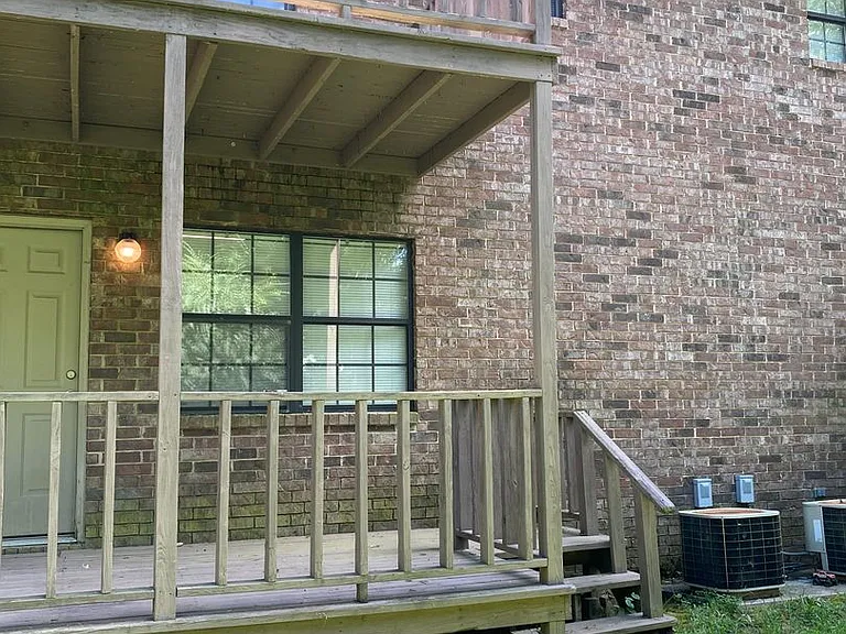 407 Valley Dr — Photo 2