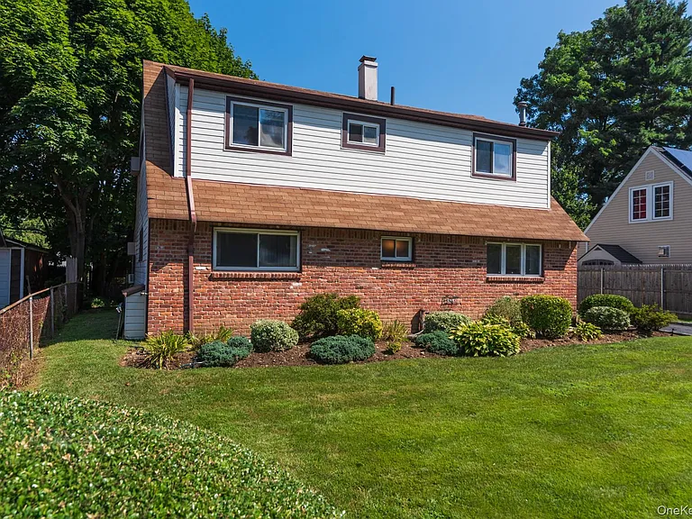 27 Collins Rd — Photo 2