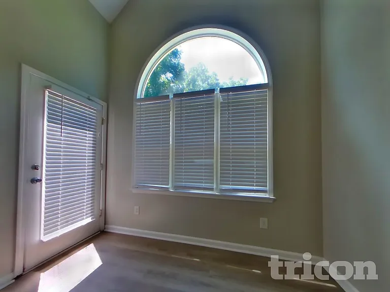 1060 Middlebrooke Dr — Photo 5