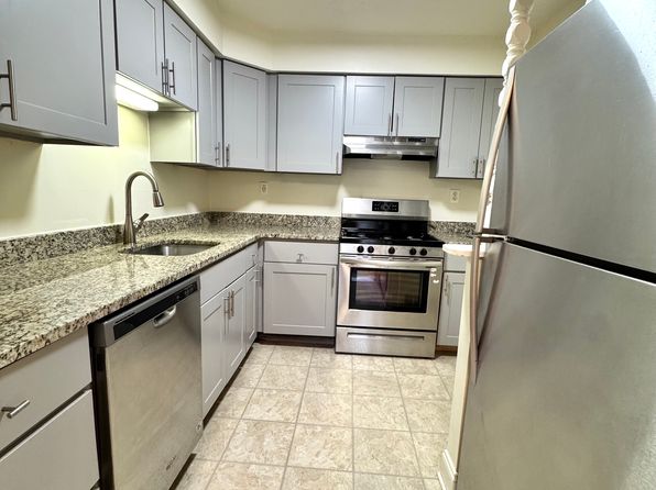 3 Petunia Dr APT 1A