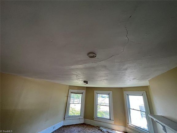 4th image of 814 Dillard St
