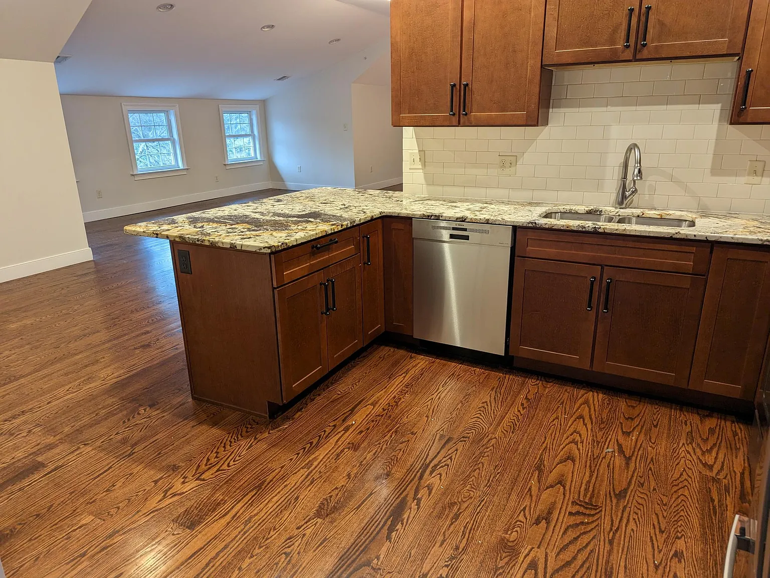 3 bed, 2300 sqft, $3,000 — Photo 3