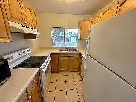 4th image of 2404 S Elizabeth St APT 6