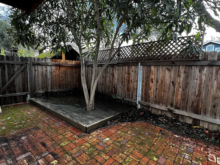 623 1/2 E St — Photo 14