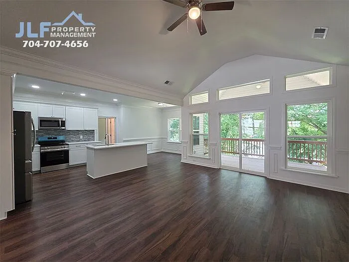 5 bed, 3.0 bath, 3202 sqft, $3,500 — Photo 2