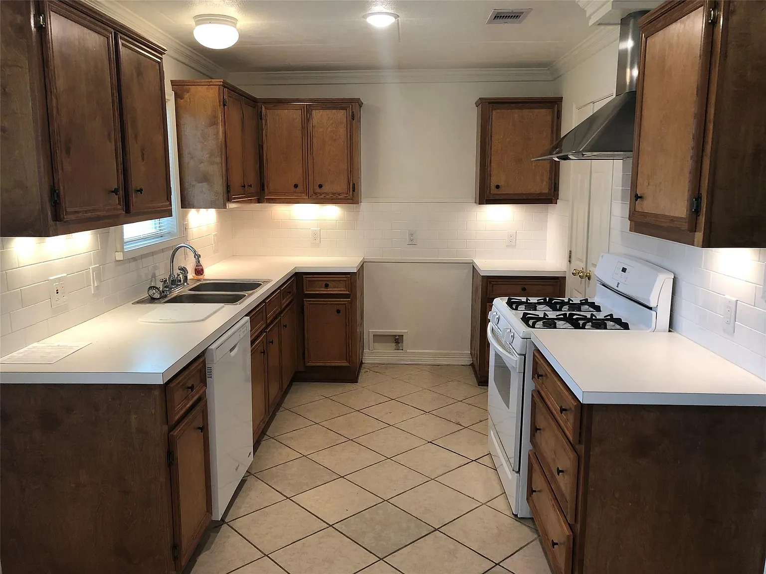2 bed, 1.0 bath, 877 sqft, $1,200 — Photo 2