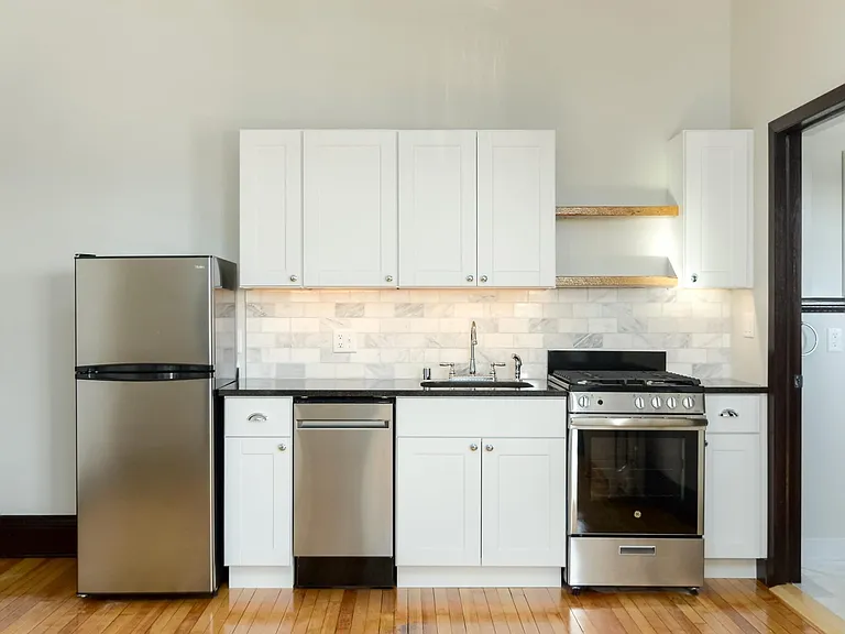 Lowry Hill Apartments — Photo 11