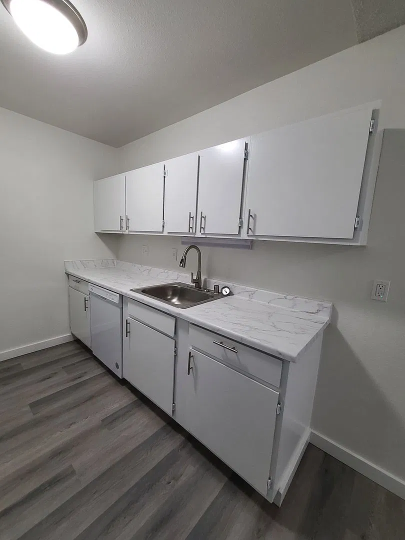 15015 Shoreline Apartments — Photo 4