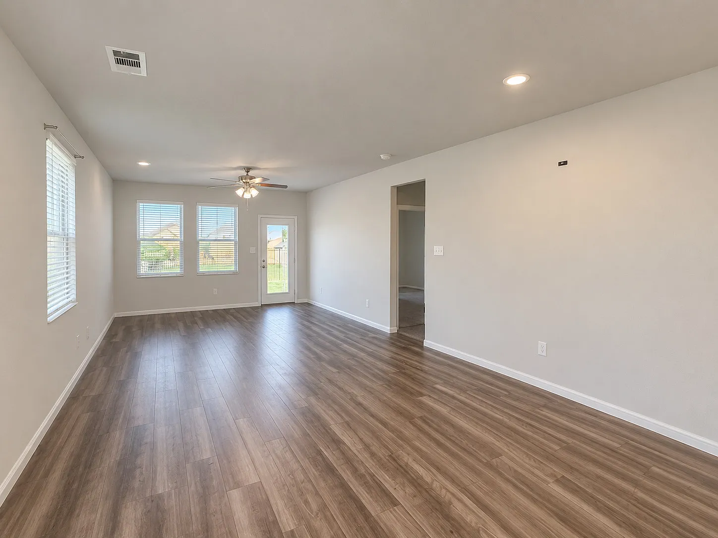 5 bed, 3042 sqft, $2,950 — Photo 3