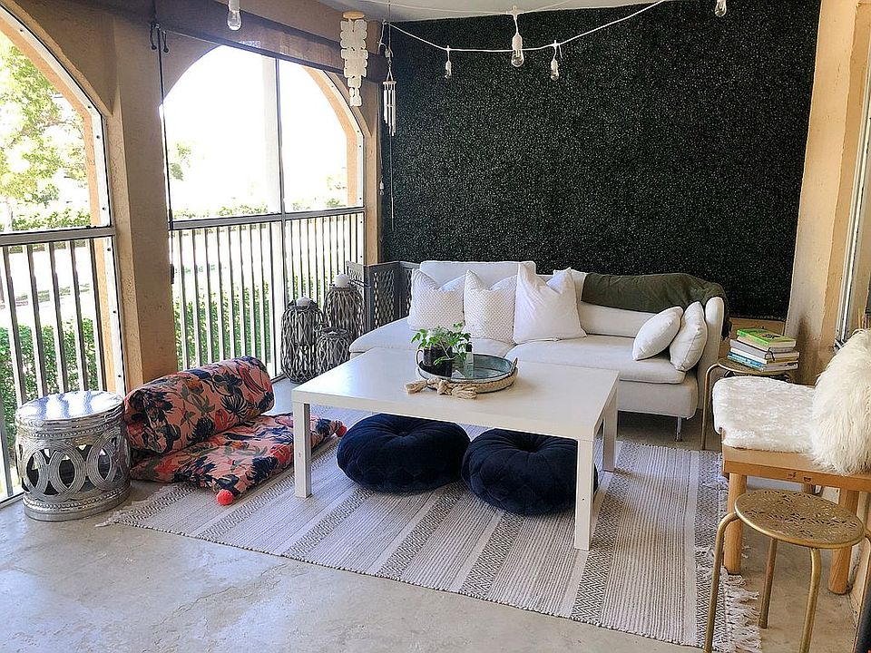 Huge cozy balcony w/shades