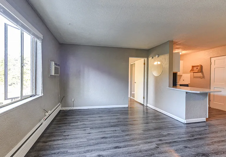 Lynwood Apartments — Photo 10