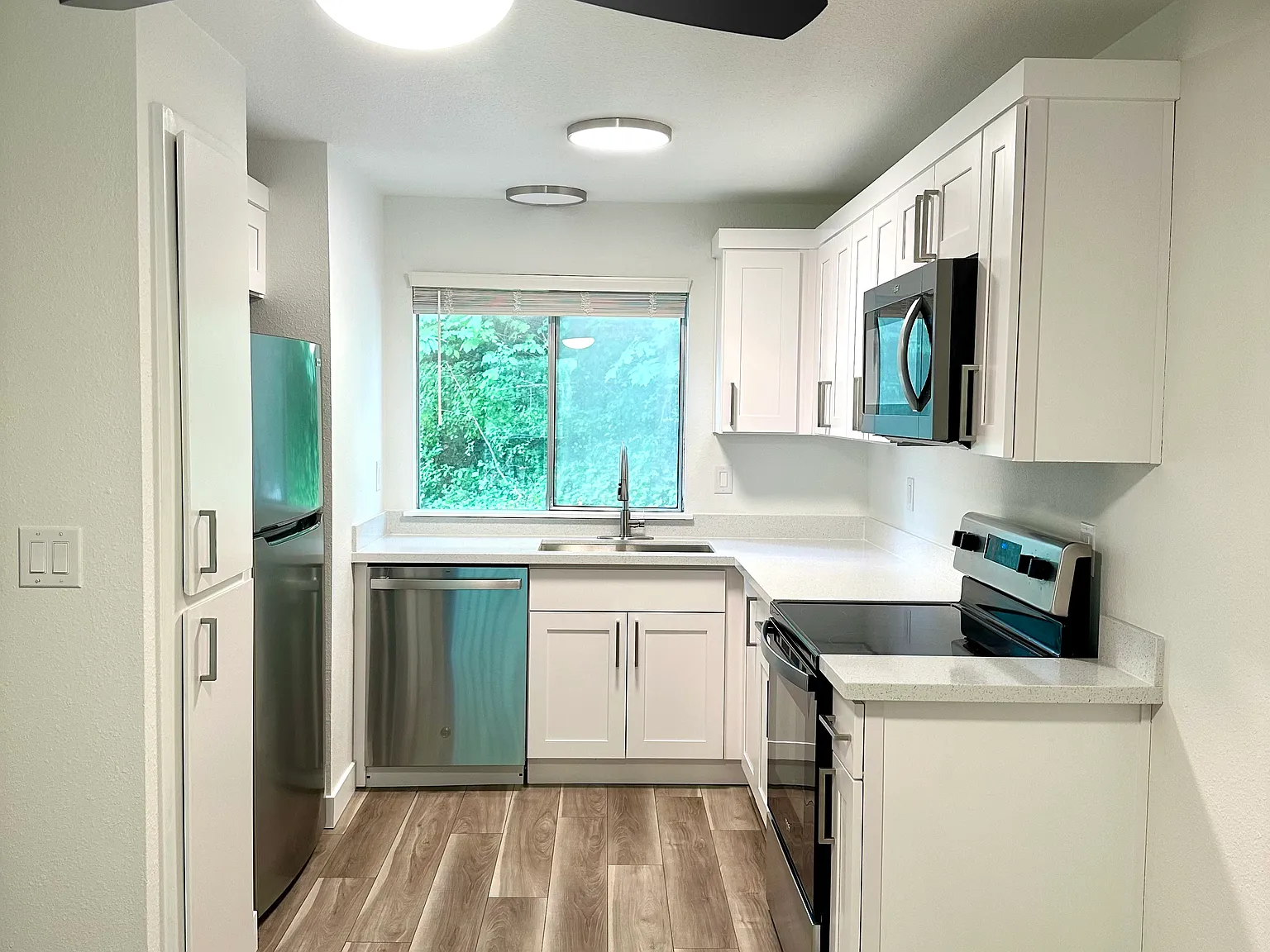2 bed, 1.5 bath, 1008 sqft, $1,900 — Photo 2