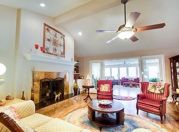 4th image of 402 Royal Oak Dr