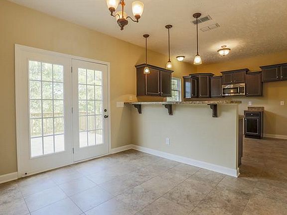 Kitchen & Breakfast Area