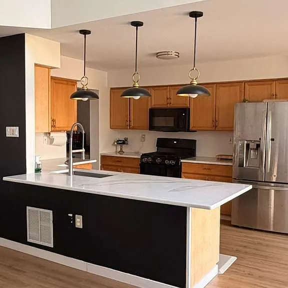 KITCHEN WITH PENNINSULA
