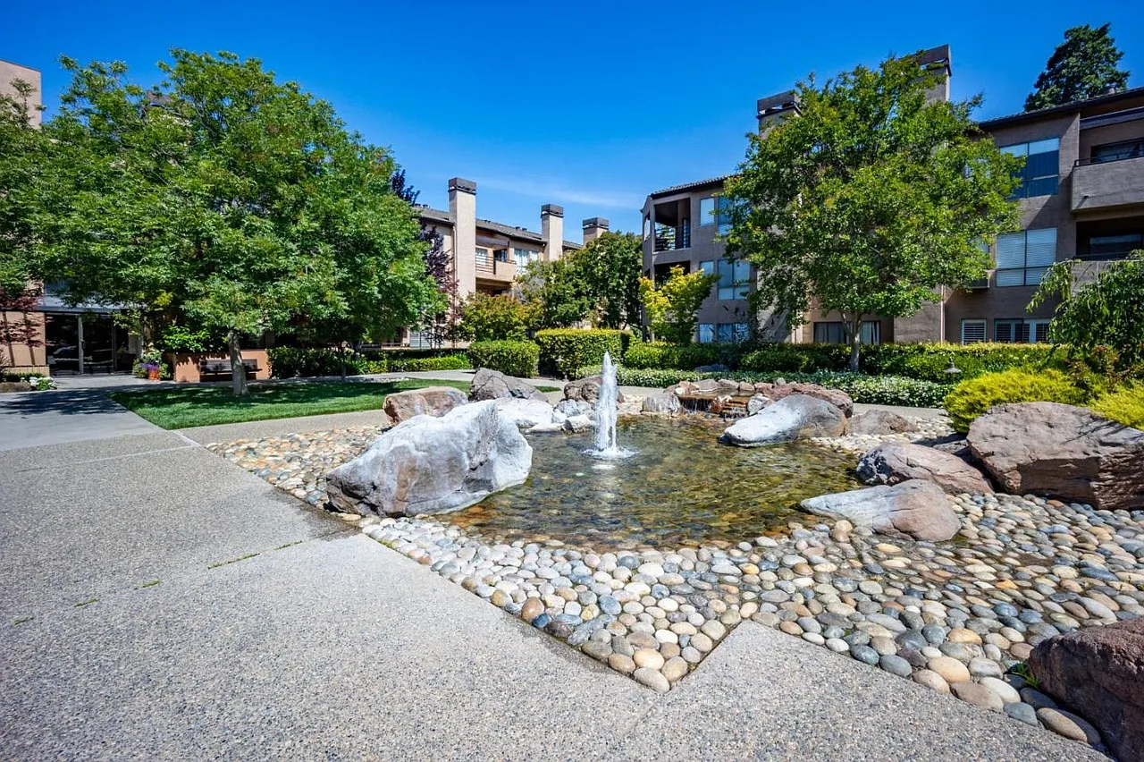 1 bed, 693 sqft, $2,476 — Photo 2