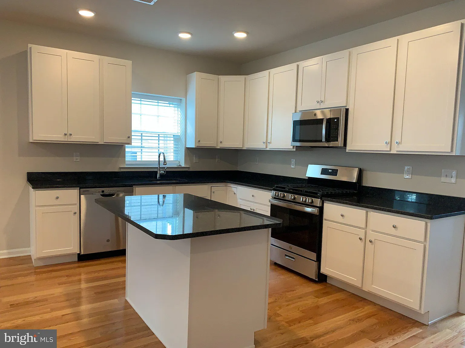3 bed, 2.5 bath, 1760 sqft, $2,995 — Photo 1