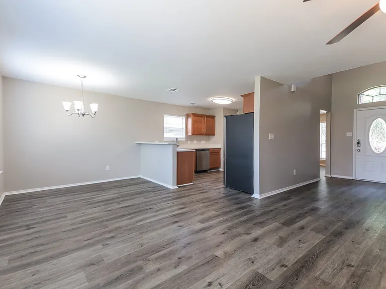 1107 Caroline Dr — Photo 6