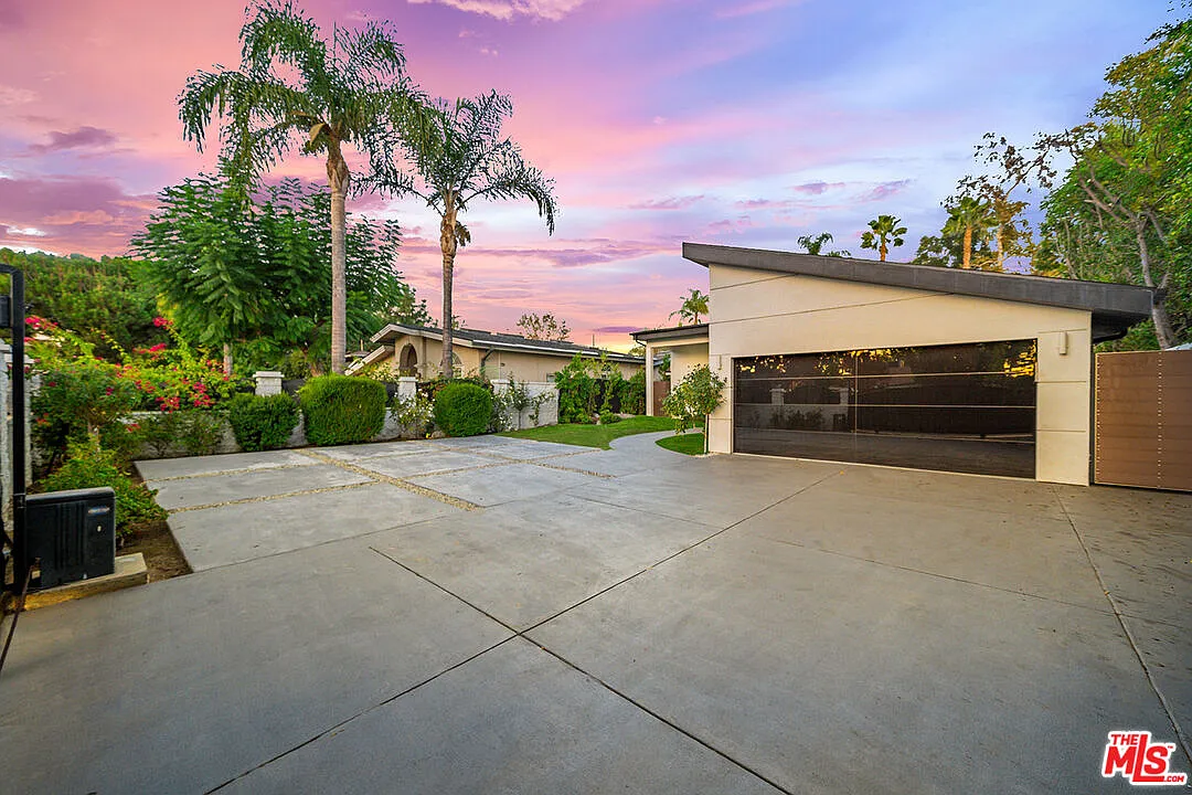 7 bed, 7.0 bath, 3286 sqft, $15,500 — Photo 2