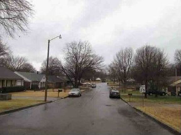 Exterior Neighborhood (street photo)