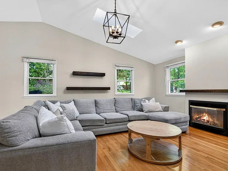 1109 Hillcrest Dr SW — Photo 3