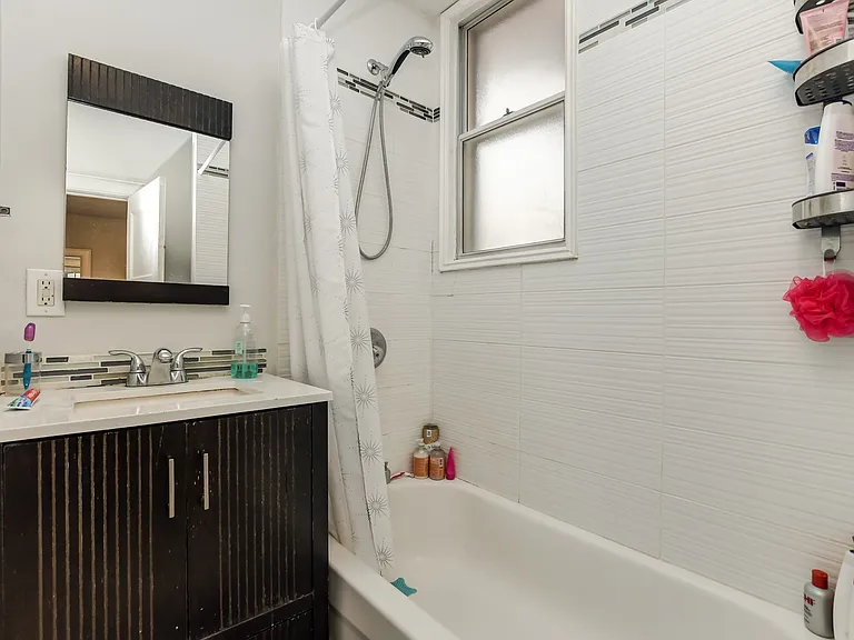 1074 Gladstone Ave — Photo 18