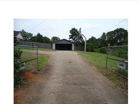 DRIVEWAY WITH SECURE GATE