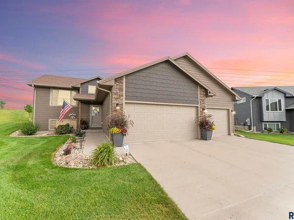 1101 N Brennan Ct, Sioux Falls, SD 57110