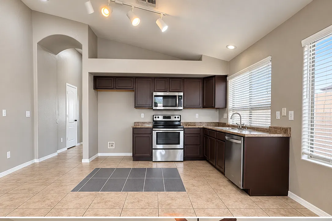 3 bed, 1667 sqft, $1,900 — Photo 2