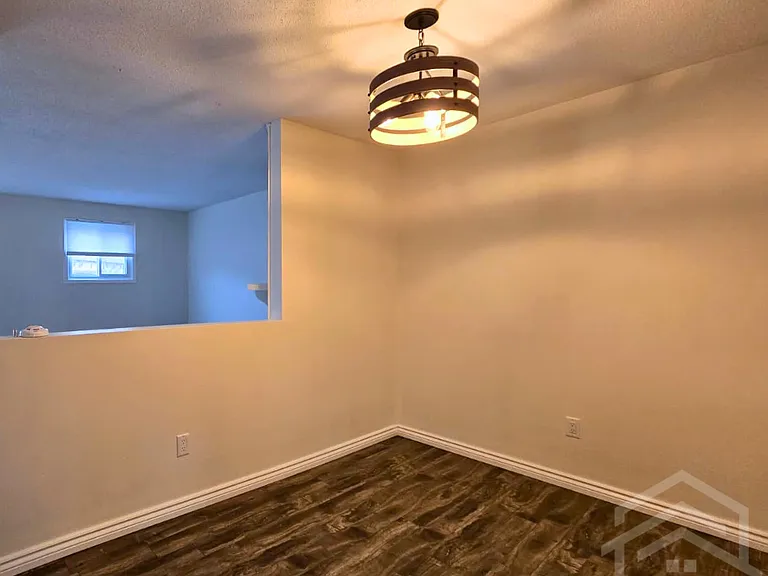 458 Springbank Ave N #2 — Photo 3