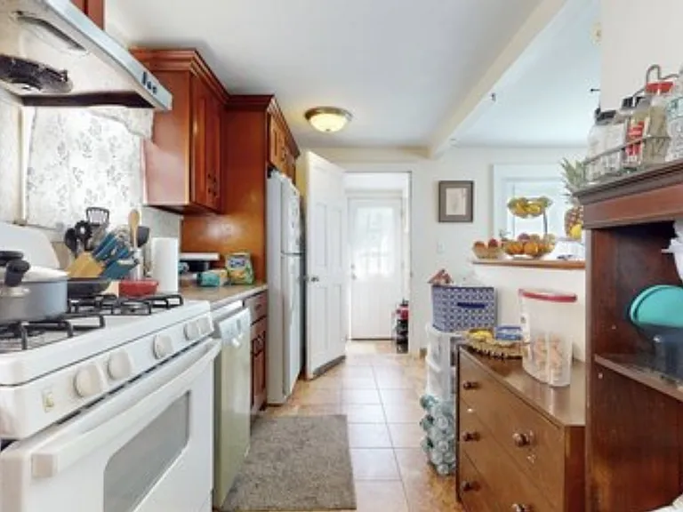 32 Lawrence Ave — Photo 6