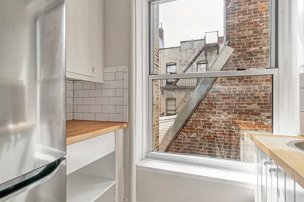 Rented by Avi Nash Associates | media 18