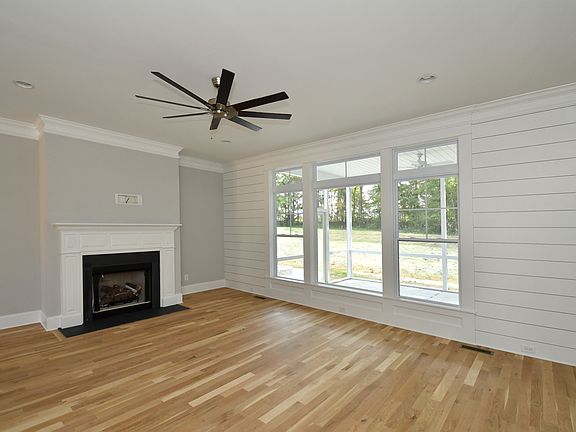 Living room w/fireplace