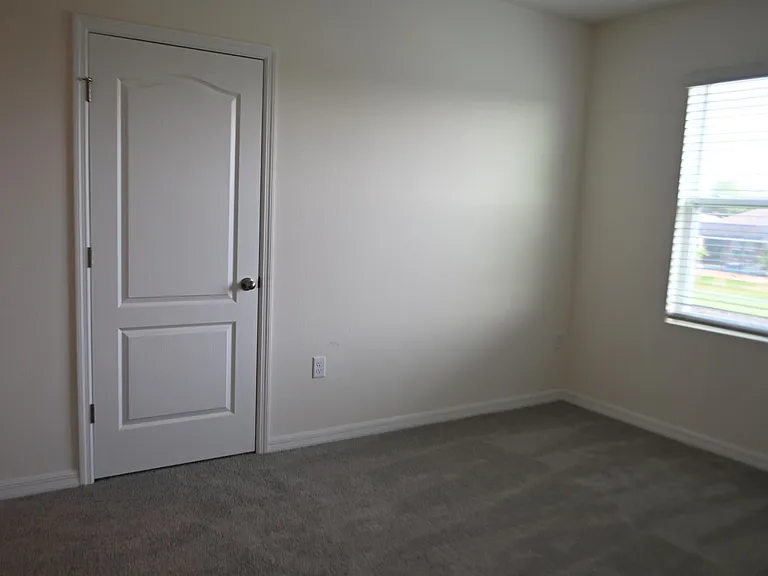 1341 Middle Lake Dr — Photo 32