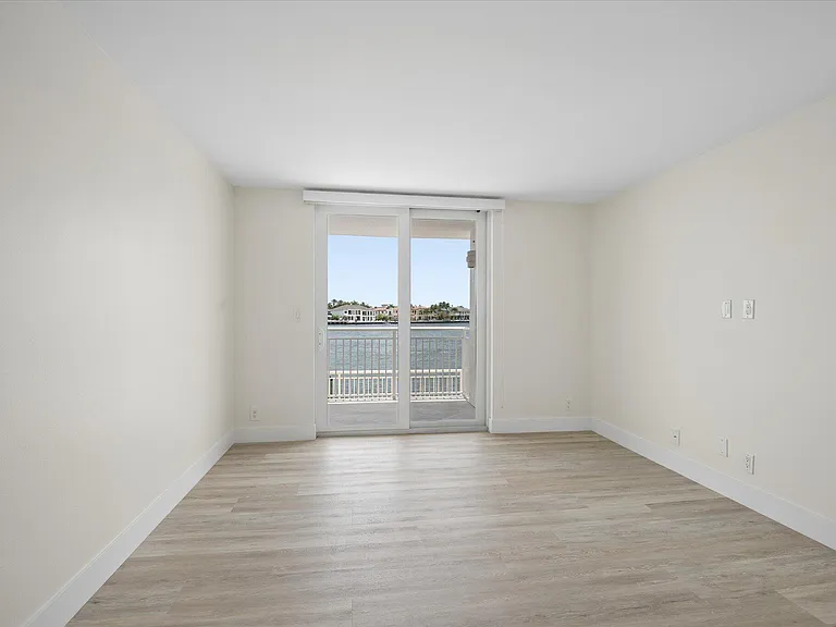 511 Bayshore Dr #206 — Photo 1
