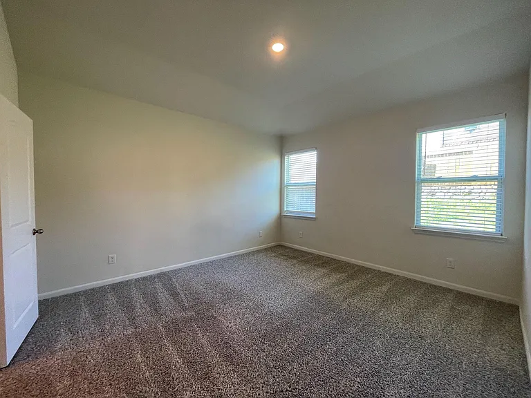 1921 Belmont Ln — Photo 16