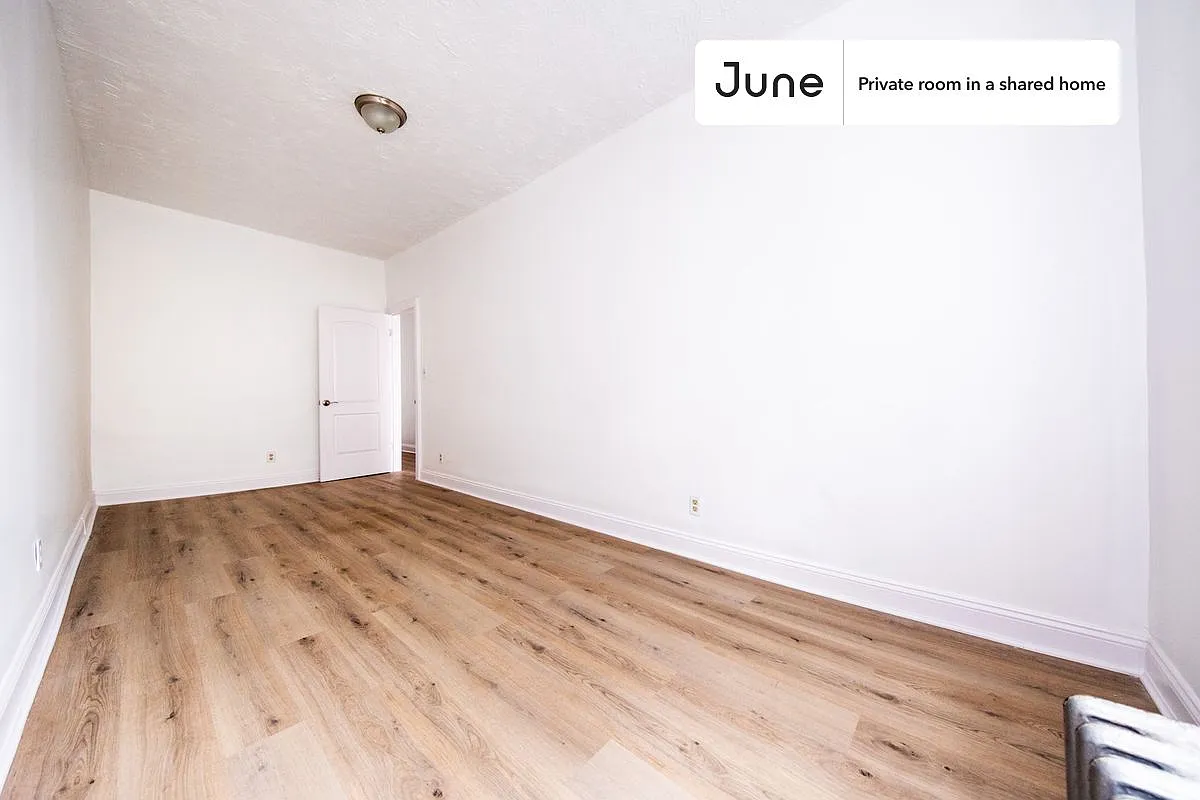 Queen bedroom in 4 bed/1 bath home in Sunset Park #1876 C — Photo 3
