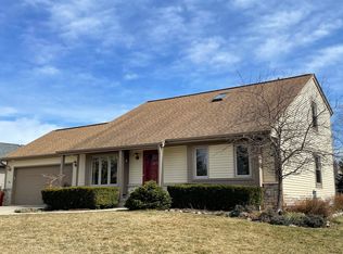 984 N Shore Dr, Pewaukee, WI 53072