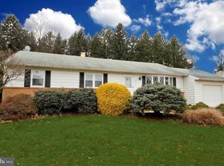 8 Senf Dr, Hamilton, NJ 08620
